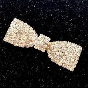 Vintage sparkling crystal bow shaped brooch.